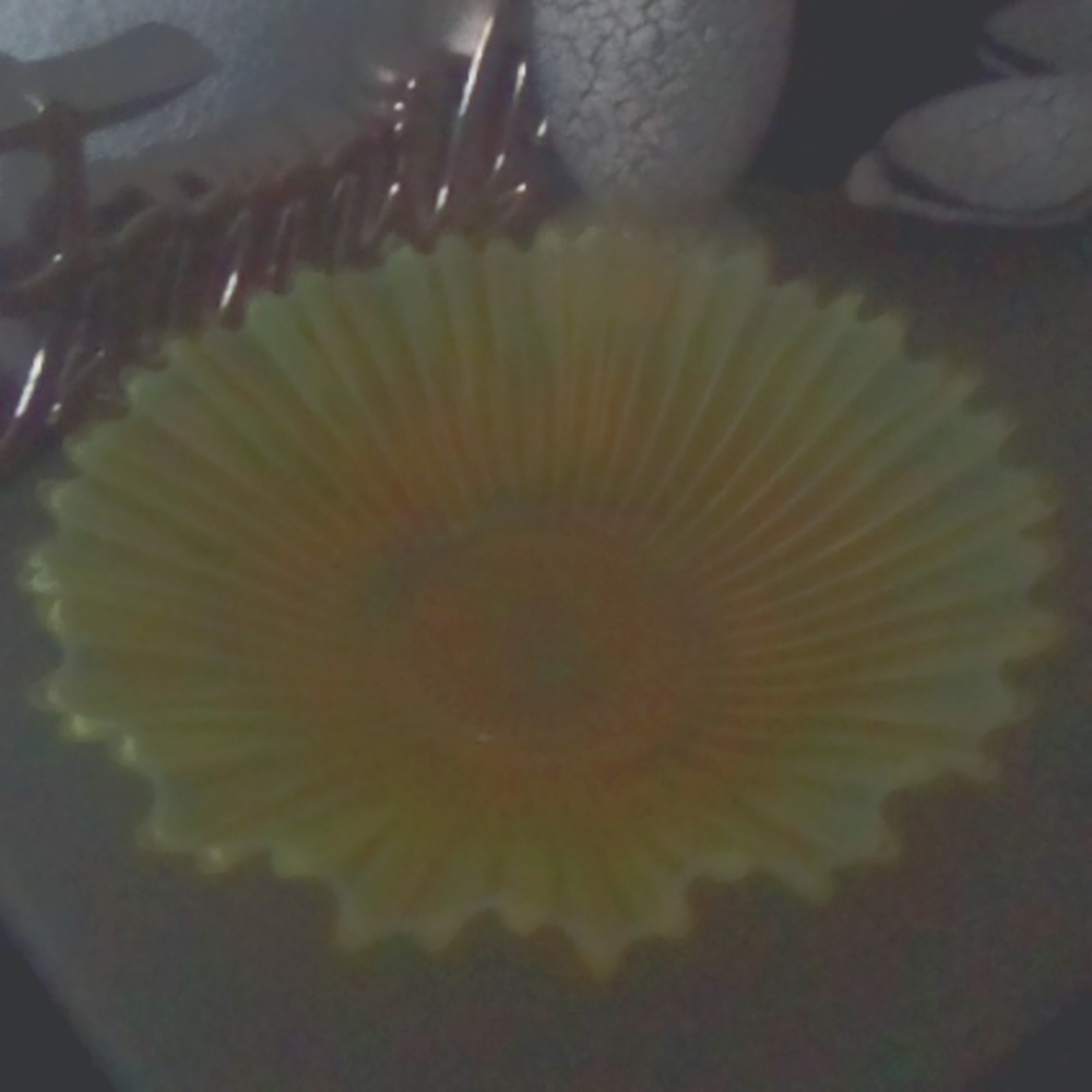 Uranium glass decor vintage nice and nice price